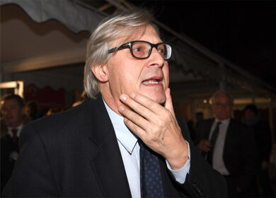 Via Almirante, Sgarbi alla Raggi: “Ti rivergini esibendo la foglia di fico?”