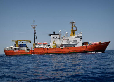 Aquarius, la nave dei migranti è arrivata a Valencia