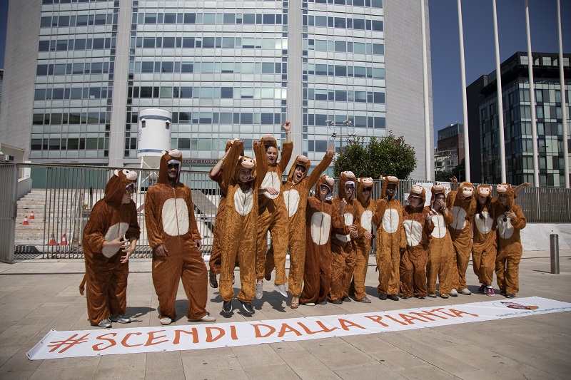 Caritas, flash mob anti-razzista: due scalatori sul Pirellone. FOTO Caritas, flash mob anti-razzista: due scalatori sul Pirellone. FOTO