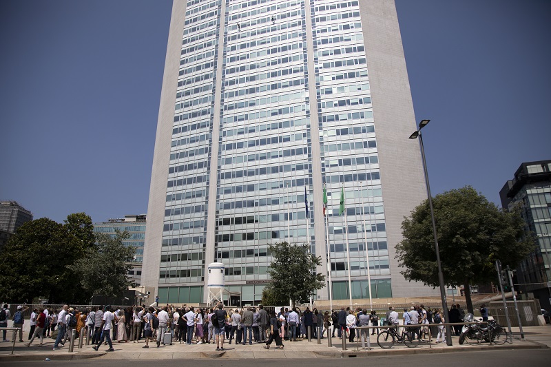 Caritas, flash mob anti-razzista: due scalatori sul Pirellone. FOTO Caritas, flash mob anti-razzista: due scalatori sul Pirellone. FOTO