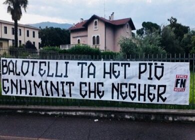 Mario Balotelli, striscione di Forza Nuova: “Più stupido che nero”