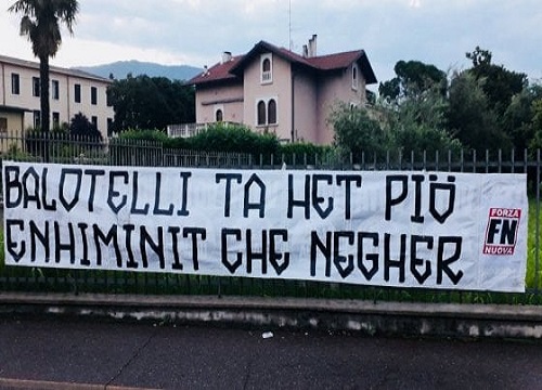 Mario Balotelli, striscione di Forza Nuova: “Più stupido che nero” Mario Balotelli, striscione di Forza Nuova: “Più stupido che nero”
