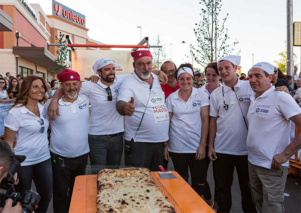 Guinness World, la focaccia misura 100 metri. Il record di Aedes SIIQ Guinness World, la focaccia misura 100 metri. Il record di Aedes SIIQ