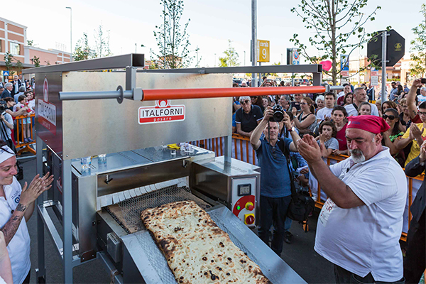 Guinness World, la focaccia misura 100 metri. Il record di Aedes SIIQ Guinness World, la focaccia misura 100 metri. Il record di Aedes SIIQ