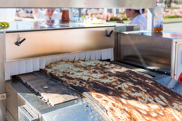 Guinness World, la focaccia misura 100 metri. Il record di Aedes SIIQ Guinness World, la focaccia misura 100 metri. Il record di Aedes SIIQ