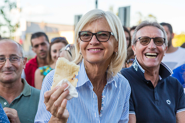 Guinness World, la focaccia misura 100 metri. Il record di Aedes SIIQ Guinness World, la focaccia misura 100 metri. Il record di Aedes SIIQ