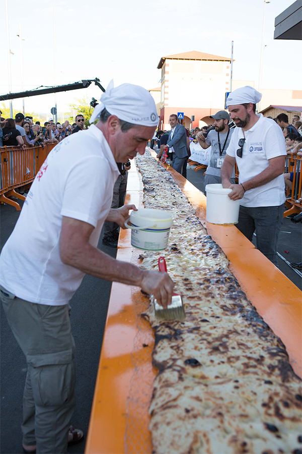Guinness World, la focaccia misura 100 metri. Il record di Aedes SIIQ Guinness World, la focaccia misura 100 metri. Il record di Aedes SIIQ