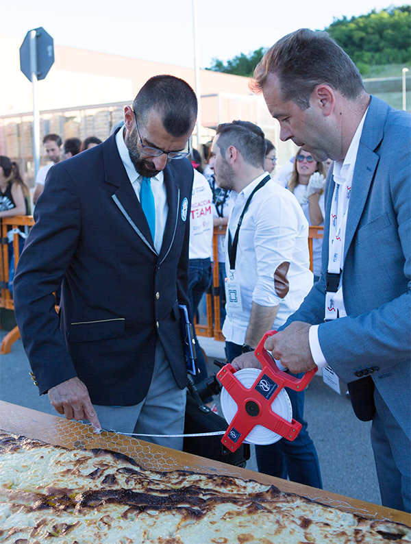 Guinness World, la focaccia misura 100 metri. Il record di Aedes SIIQ Guinness World, la focaccia misura 100 metri. Il record di Aedes SIIQ