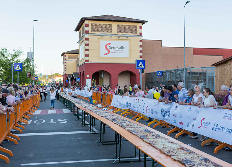 Guinness World, la focaccia misura 100 metri. Il record di Aedes SIIQ Guinness World, la focaccia misura 100 metri. Il record di Aedes SIIQ