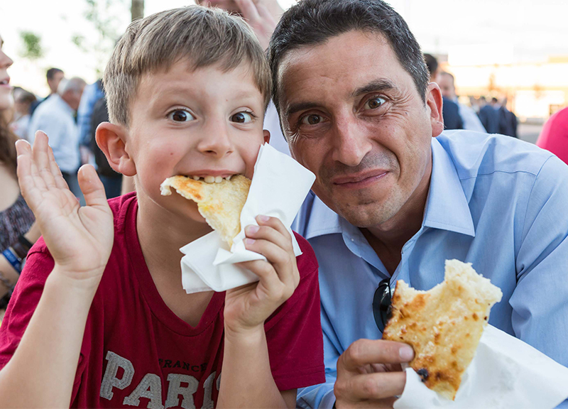Guinness World, la focaccia misura 100 metri. Il record di Aedes SIIQ Guinness World, la focaccia misura 100 metri. Il record di Aedes SIIQ