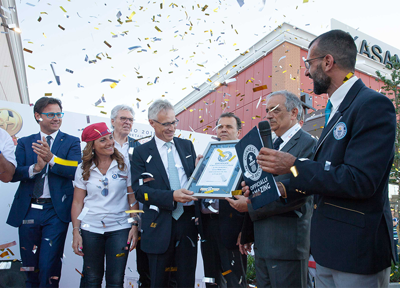 Guinness World, la focaccia misura 100 metri. Il record di Aedes SIIQ Guinness World, la focaccia misura 100 metri. Il record di Aedes SIIQ