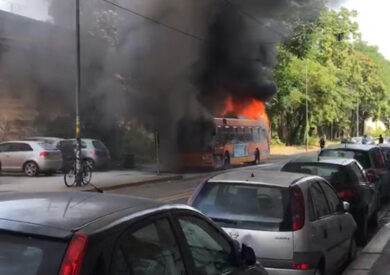 Milano come Roma, autobus prende fuoco. Foto-video