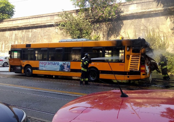 Milano come Roma, autobus prende fuoco. Foto-video