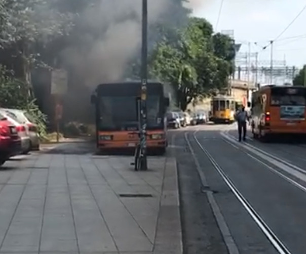 Milano come Roma, autobus prende fuoco. Foto-video