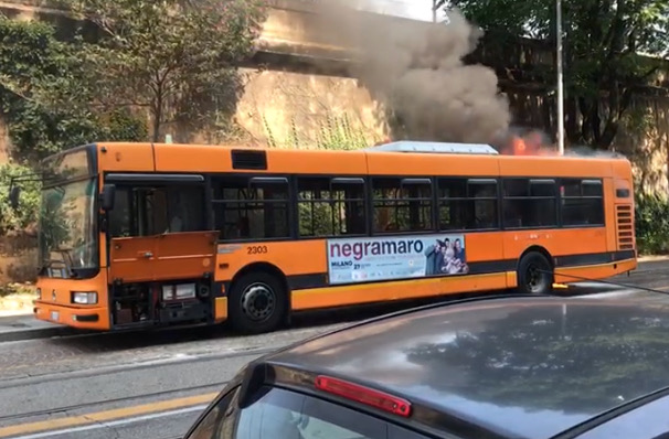 Milano come Roma, autobus prende fuoco. Foto-video