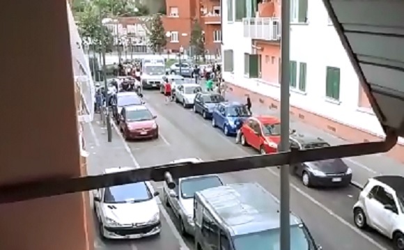 Milano, resa dei conti tra rom in strada. VIDEO e FOTO