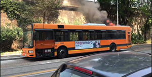 Milano: bus va in fiamme
