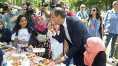 Milano, migliaia alla tavolata solidale. Sala: no paura delle diversità