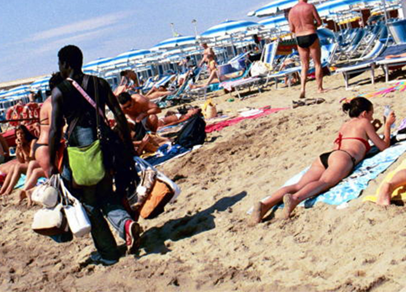 Spiagge, piano di Salvini:”Multe a chi acquista dai vu cumprà”. Sei d’accordo? Spiagge, piano di Salvini:”Multe a chi acquista dai vu cumprà”. Sei d’accordo?