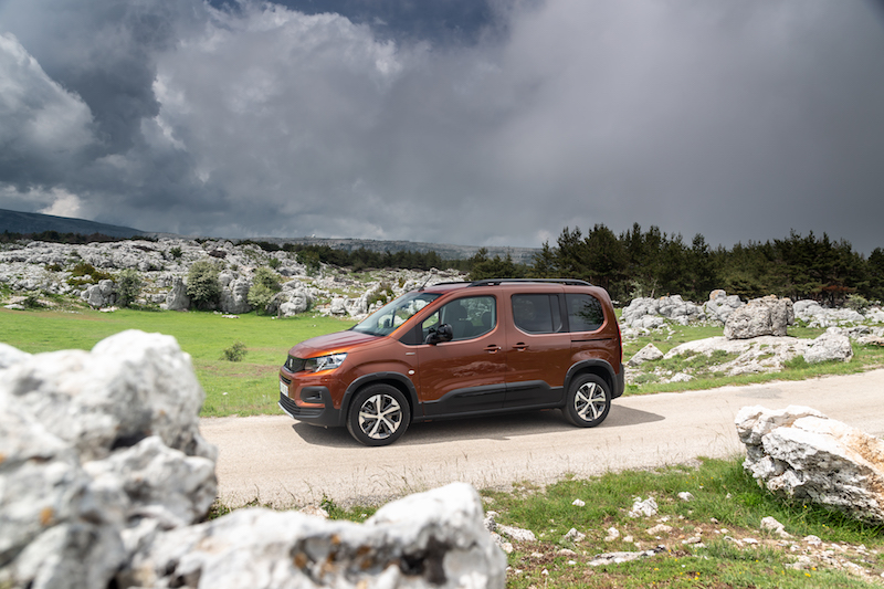 Nuovo Peugeot Rifter, il multispazio strizza l’occhio ai SUV Nuovo Peugeot Rifter, il multispazio strizza l’occhio ai SUV