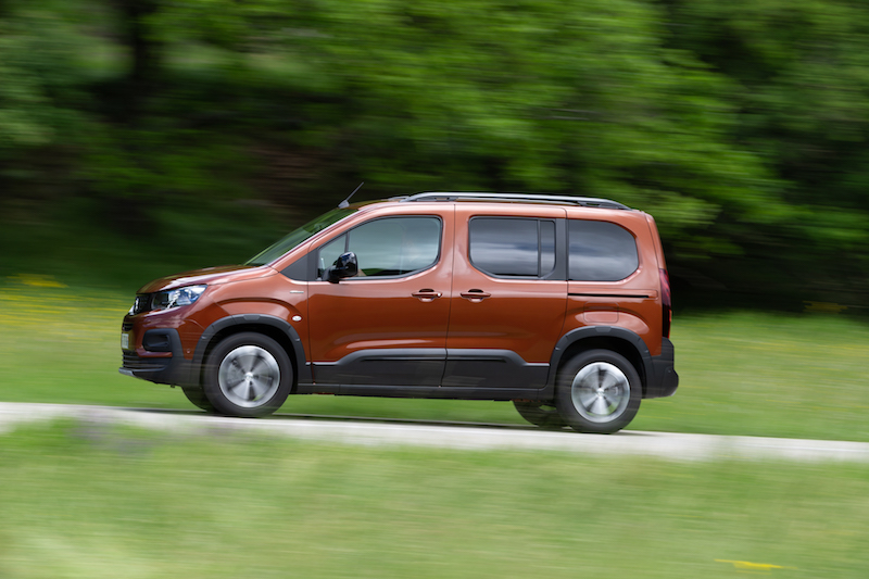 Nuovo Peugeot Rifter, il multispazio strizza l’occhio ai SUV Nuovo Peugeot Rifter, il multispazio strizza l’occhio ai SUV