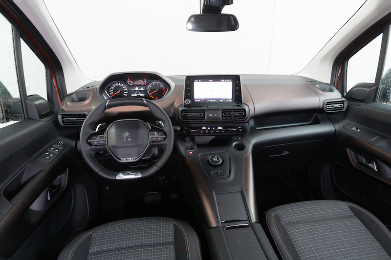 Nuovo Peugeot Rifter, il multispazio strizza l’occhio ai SUV Nuovo Peugeot Rifter, il multispazio strizza l’occhio ai SUV