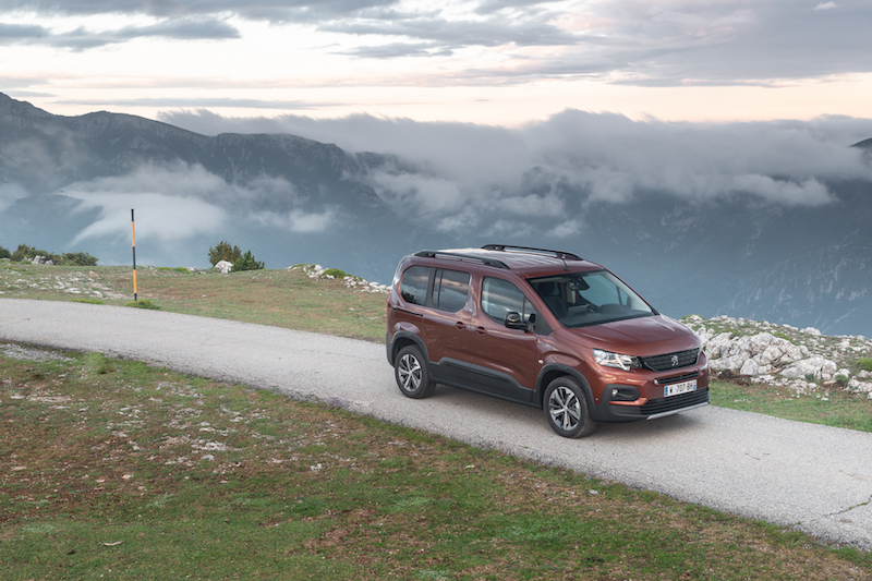 Nuovo Peugeot Rifter, il multispazio strizza l’occhio ai SUV Nuovo Peugeot Rifter, il multispazio strizza l’occhio ai SUV