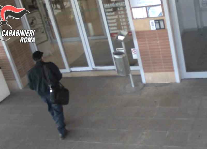 La banda del buco: svuotavano bancomat e negozi accecando le telecamere