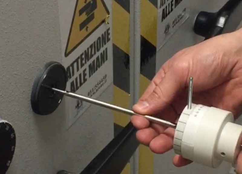 La banda del buco: svuotavano bancomat e negozi accecando le telecamere