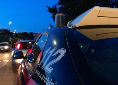 Minacciano un passante con una pistola, ma è un’arma giocattolo: denunciati