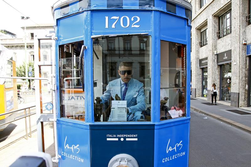 Lapo Elkann alla guida del tram blu: nuova linea di occhiali. Foto-video