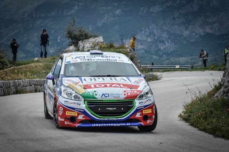 I piloti del peugeot Competition si sfidano sulle terra del San marimo I piloti del peugeot Competition si sfidano sulle terra del San marimo