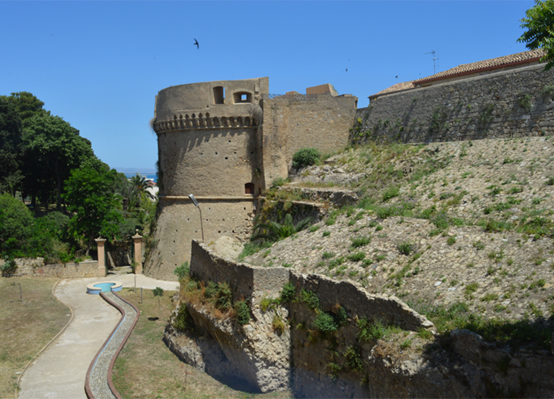 Crotone, città gioiello del Mediterraneo Crotone, città gioiello del Mediterraneo