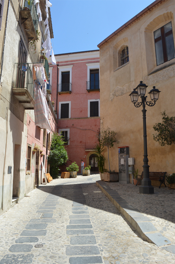 Crotone, città gioiello del Mediterraneo Crotone, città gioiello del Mediterraneo