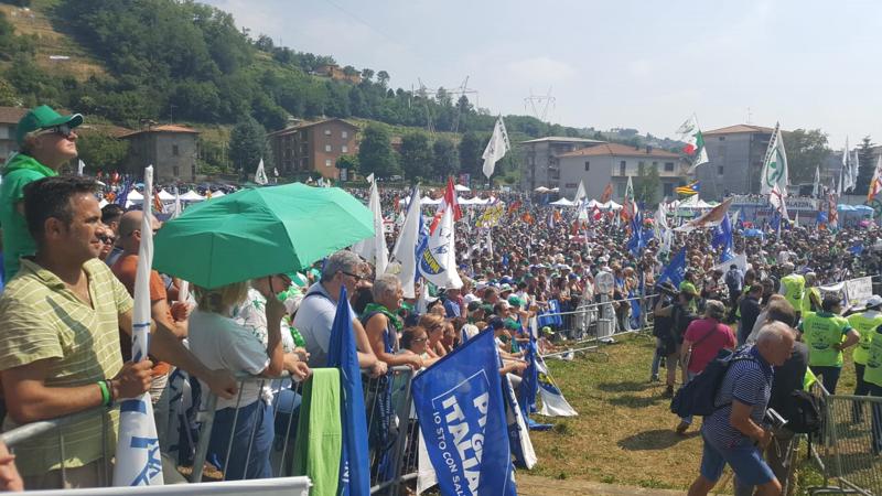 Lega, Pontida della svolta. Salvini sposta la battaglia in Europa Lega, Pontida della svolta. Salvini sposta la battaglia in Europa
