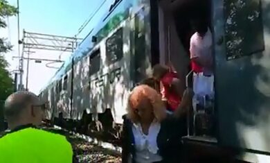 Trenord, scintille sul tetto del treno: bloccata la linea S5