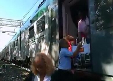 Trenord, scintille sul tetto del treno: bloccata la linea S5. VIDEO