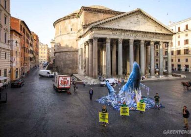 Roma, “Moriremo di plastica”. Greenpeace, guerrilla di balene al Pantheon
