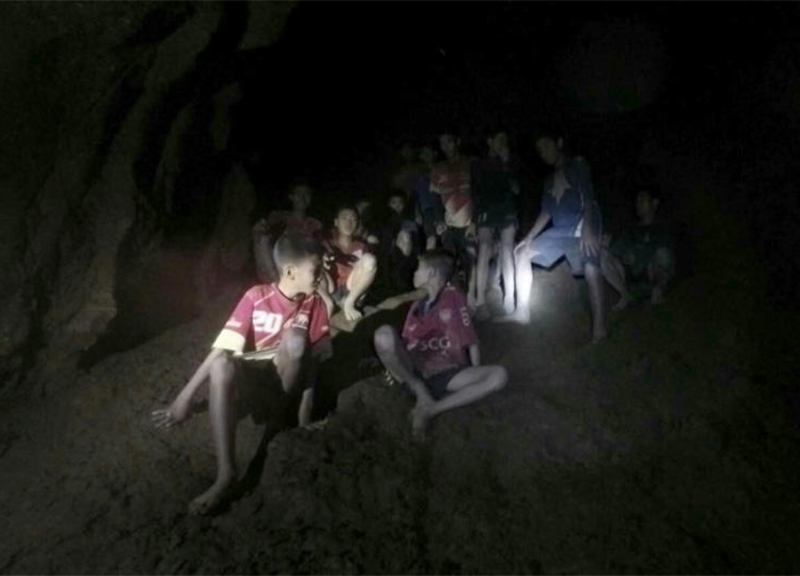 Thailandia, morto uno dei soccorritori: allarme per i bambini Thailandia, morto uno dei soccorritori: allarme per i bambini