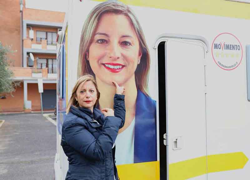 M5S, Grillo in buca a Roma. Roberta Lombardi sconfessa il comico statista M5S, Grillo in buca a Roma. Roberta Lombardi sconfessa il comico statista