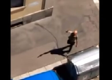 Torino, armato in strada minaccia un uomo: “Ti ammazzo come un cane”. Video