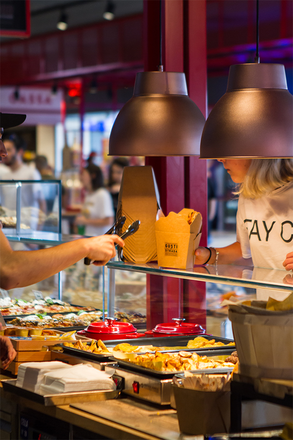 Autogrill Più, nuovo concept per una sosta ispirata alle food court cittadine Autogrill Più, nuovo concept per una sosta ispirata alle food court cittadine