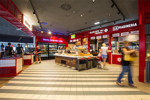 Autogrill Più, nuovo concept per una sosta ispirata alle food court cittadine Autogrill Più, nuovo concept per una sosta ispirata alle food court cittadine