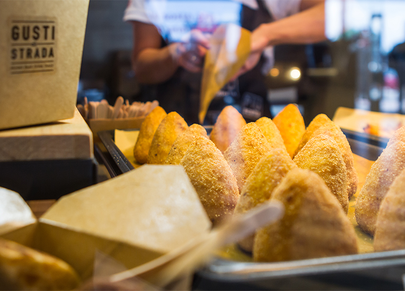 Autogrill Più, nuovo concept per una sosta ispirata alle food court cittadine Autogrill Più, nuovo concept per una sosta ispirata alle food court cittadine