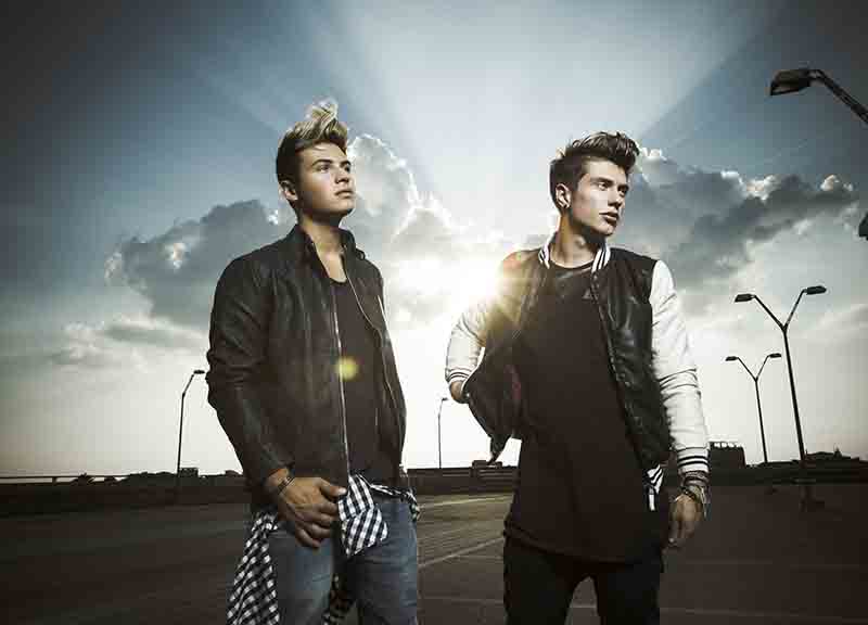 Paola Di Benedetto e Fede, del duo Benji e Fede, sono la coppia dell’estate Paola Di Benedetto e Fede, del duo Benji e Fede, sono la coppia dell’estate