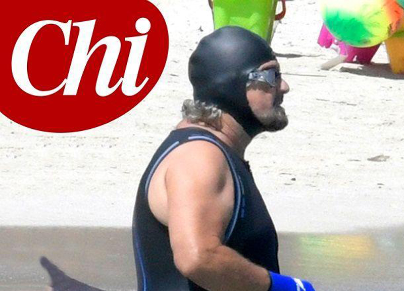 Beppe Grillo fa il bagno (in Sardegna) in versione supereroe Beppe Grillo fa il bagno (in Sardegna) in versione supereroe