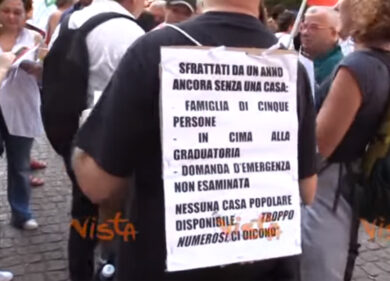 Milano, presidio contro gli sfratti sotto Palazzo Marino. Video