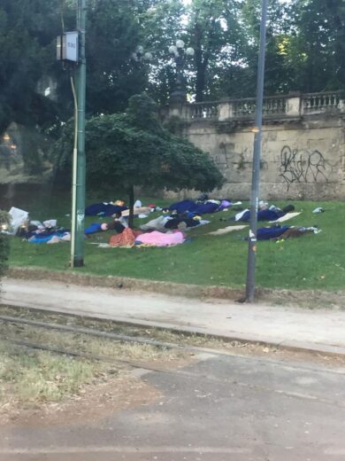 Porta Venezia, nuovi controlli sui migranti. Ma è polemica