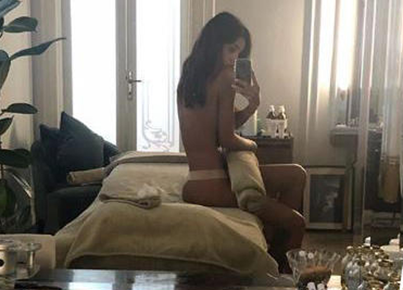 Belen, selfie allo specchio in slip. E Ilary Blasi… GALLERY DELLE VIP Belen, selfie allo specchio in slip. E Ilary Blasi… GALLERY DELLE VIP