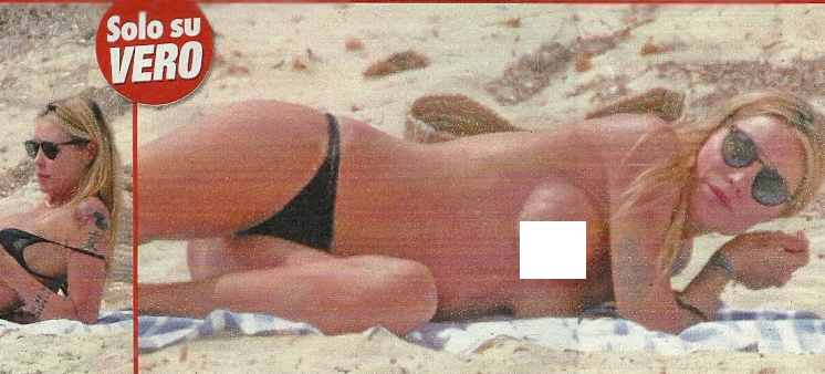 Belen, selfie allo specchio in slip. E Ilary Blasi… GALLERY DELLE VIP Belen, selfie allo specchio in slip. E Ilary Blasi… GALLERY DELLE VIP